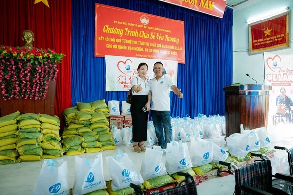 Hình ảnh nhóm người đang hỗ trợ lẫn nhau, tượng trưng cho cộng đồng giúp đỡ những người có vấn đề cờ bạc